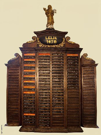 Het naambord van de leden van de Rederijkerskamer "Die Reyn Leliebloeme"
